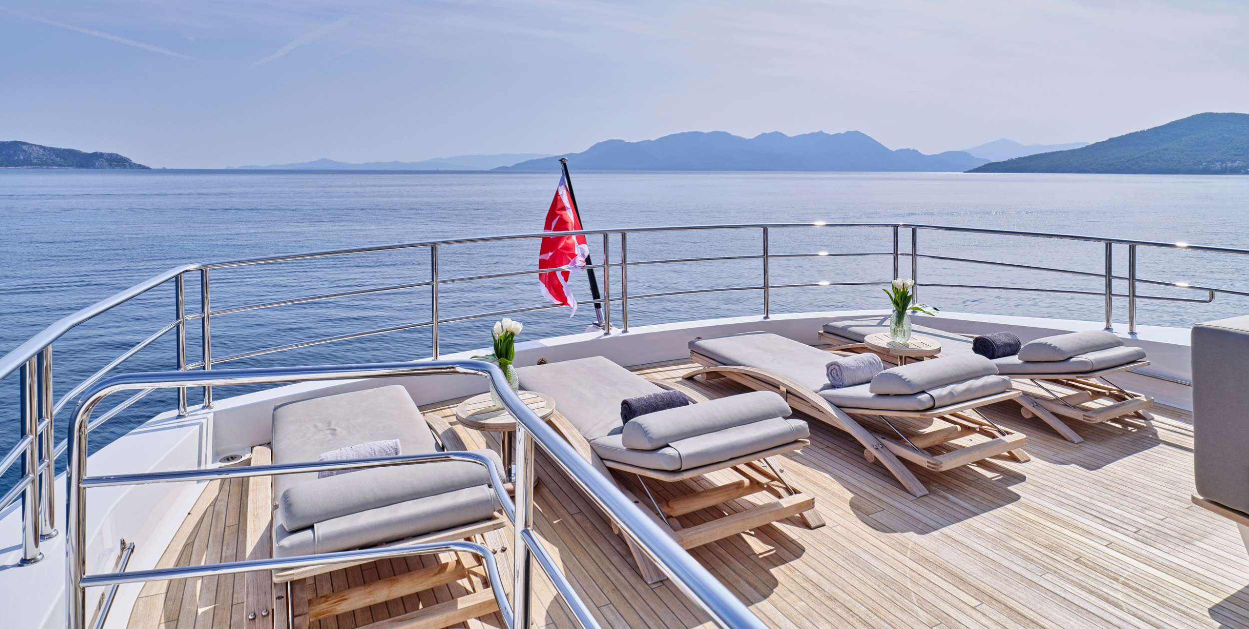 Sundeck aft