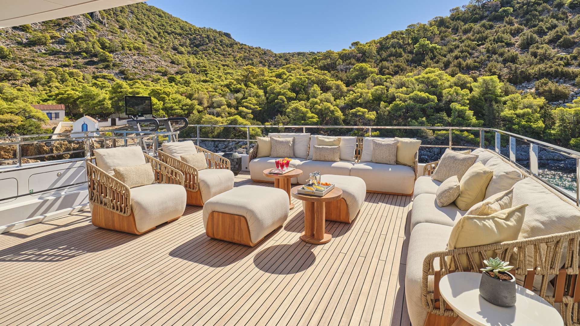 Sundeck Aft - Lounge Area