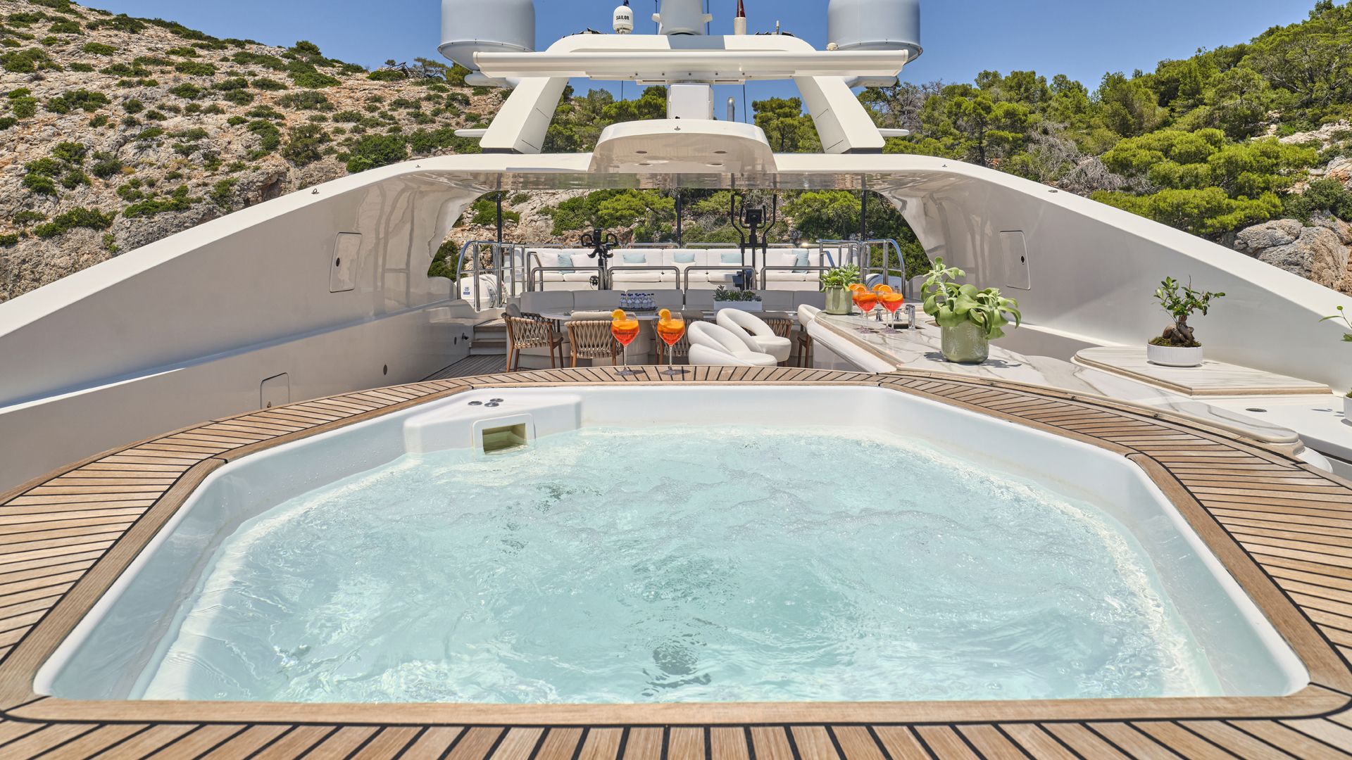Sundeck Jacuzzi