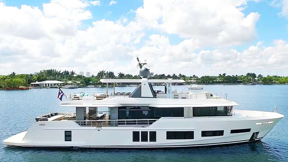 CYRA yacht image 4
