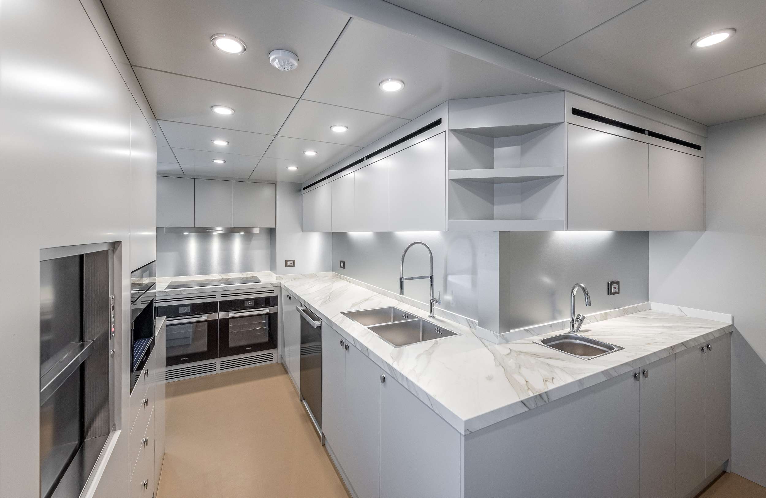 EAU LA LA yacht image 10