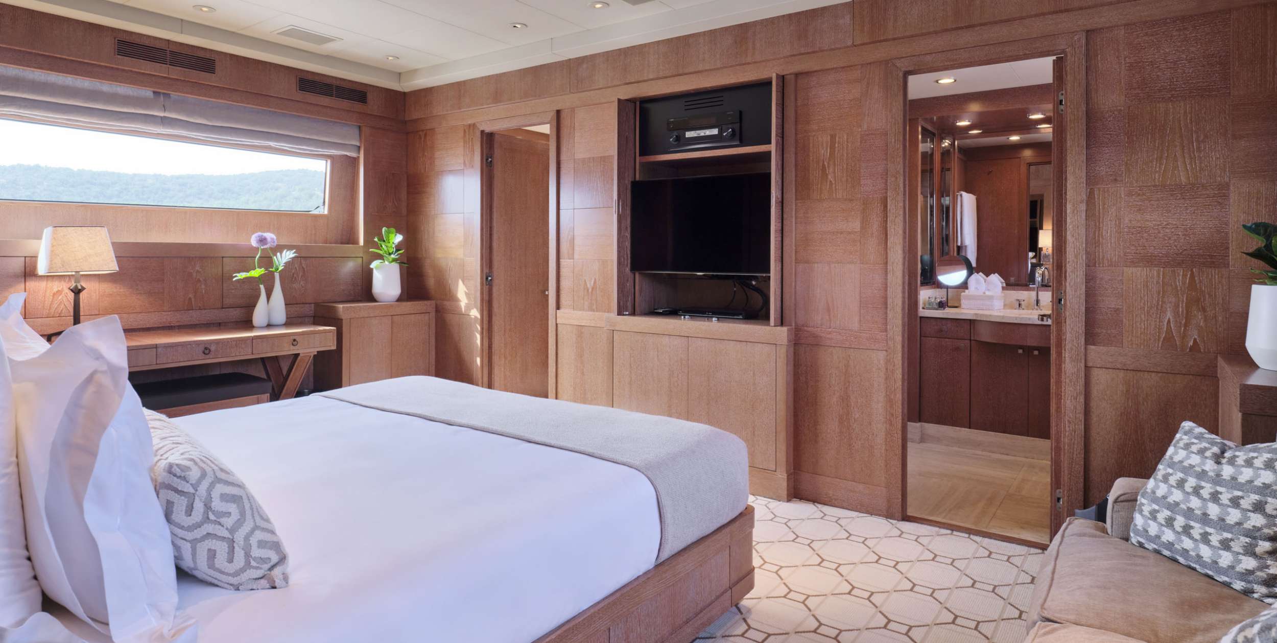 Master Suite-Main deck