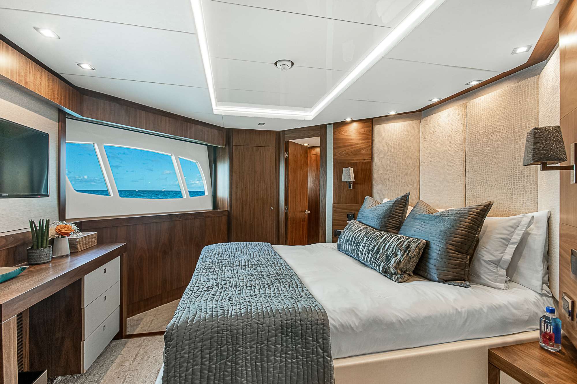 EVEREAST yacht image 7