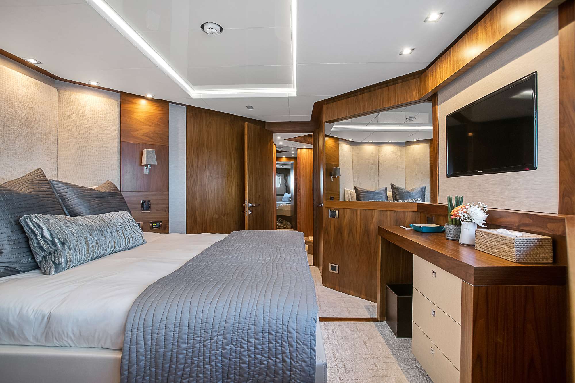 EVEREAST yacht image 8