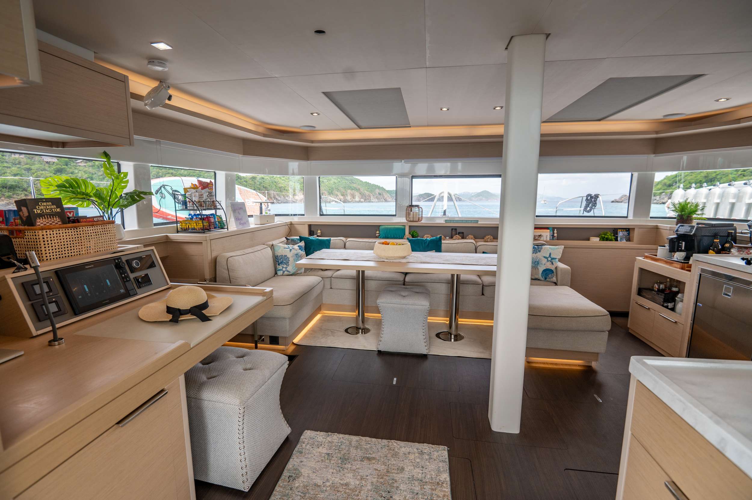 ISLAND HOPPIN' 55 yacht image 2