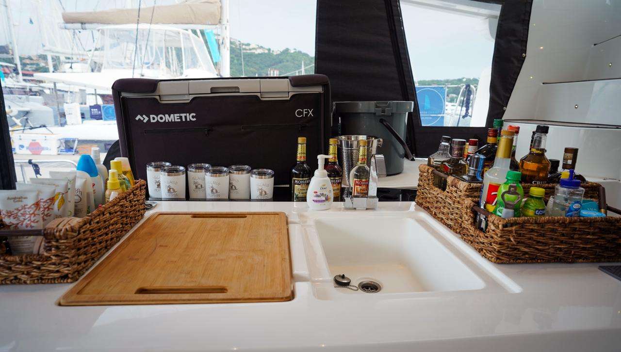 ISLAND HOPPIN' 55 yacht image 11