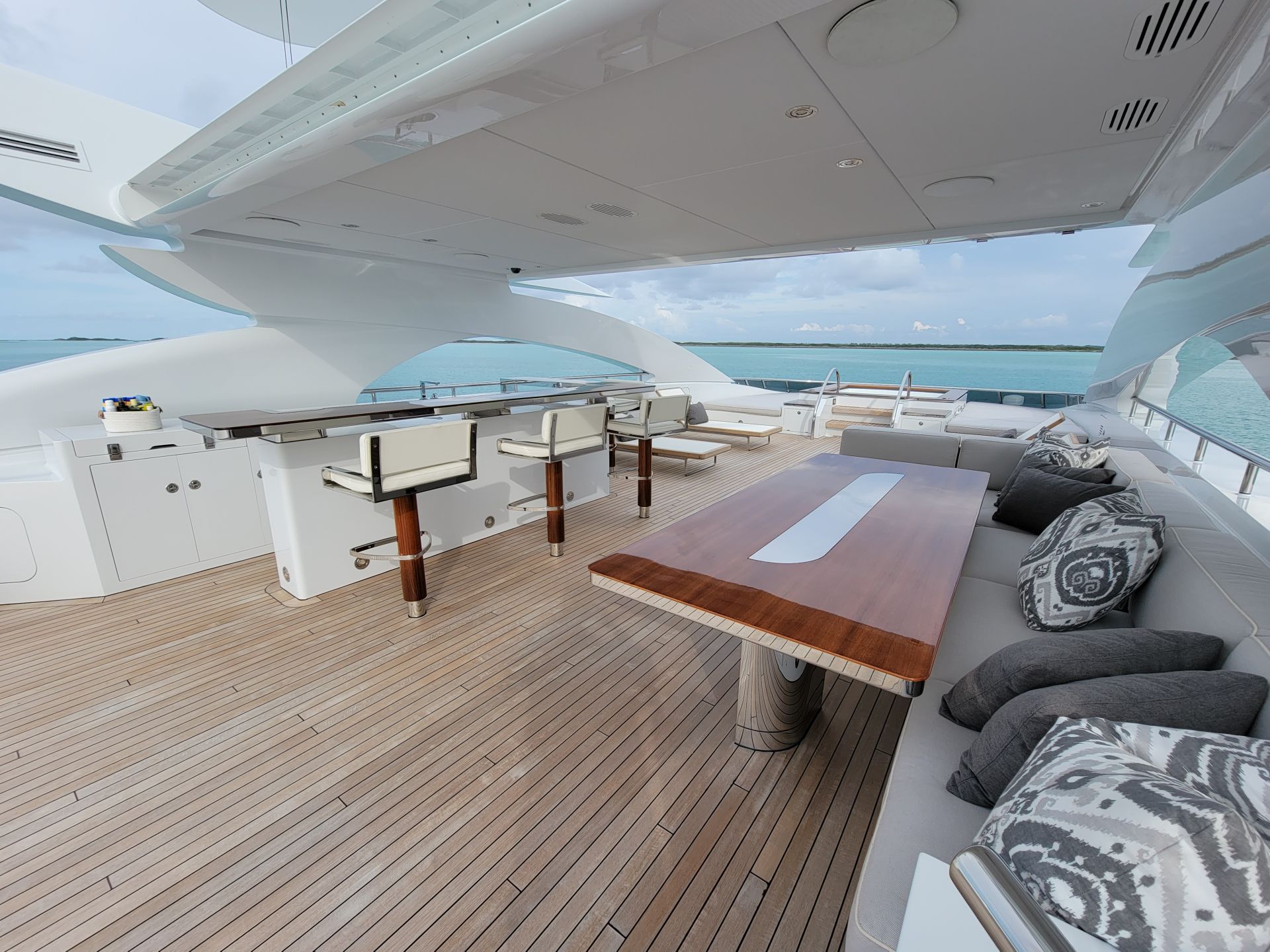 Sundeck Bar and Dining