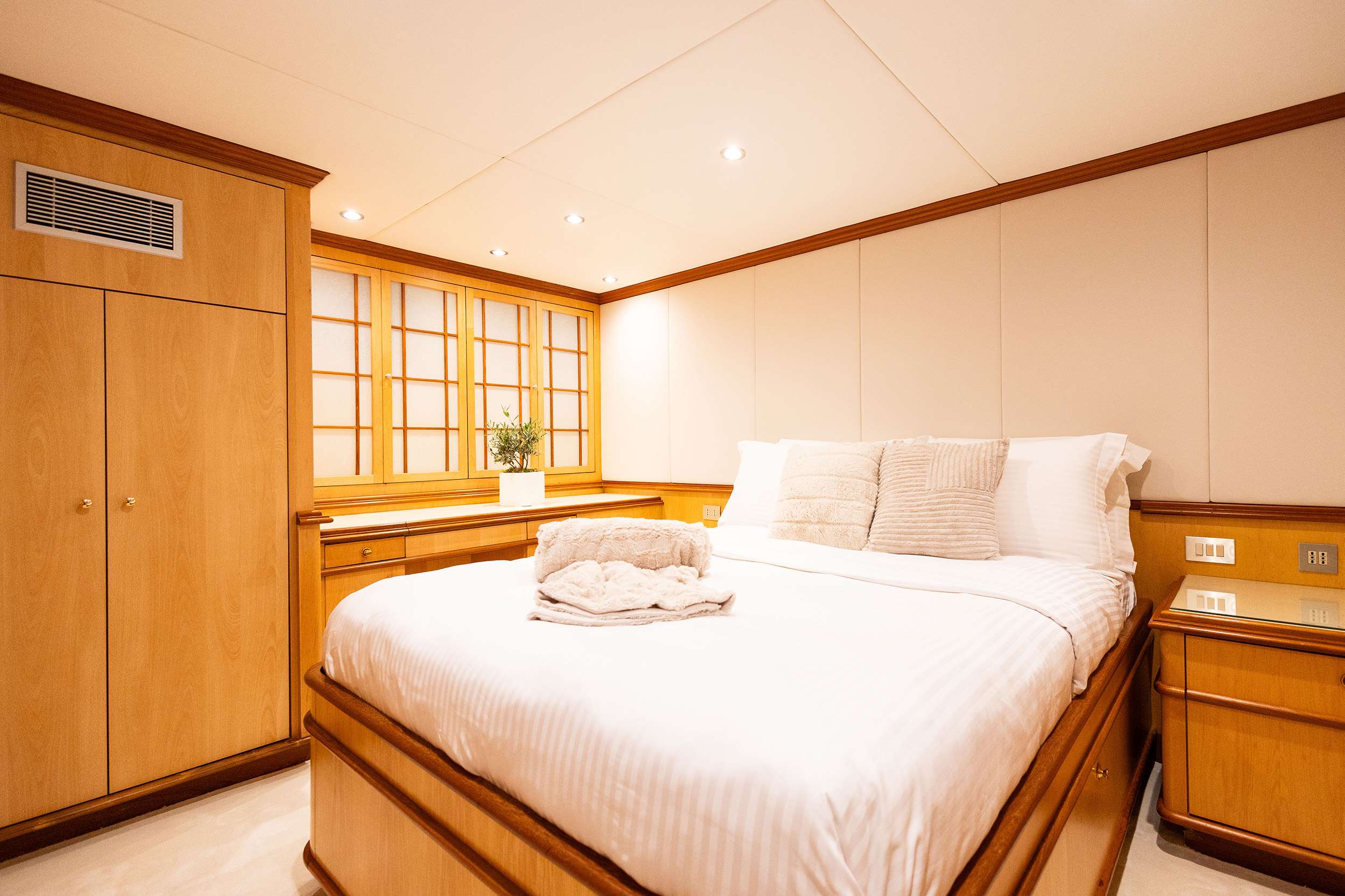 KOKOMO NIGHTS yacht image 11