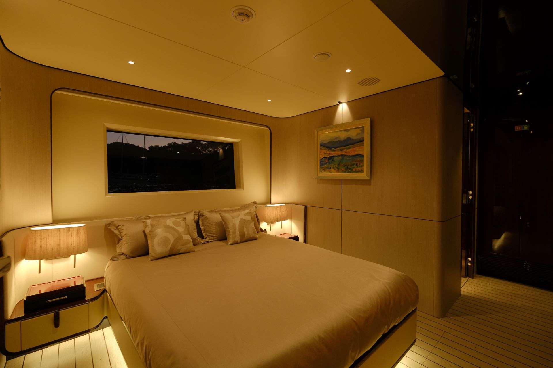 LOVE T yacht image 9