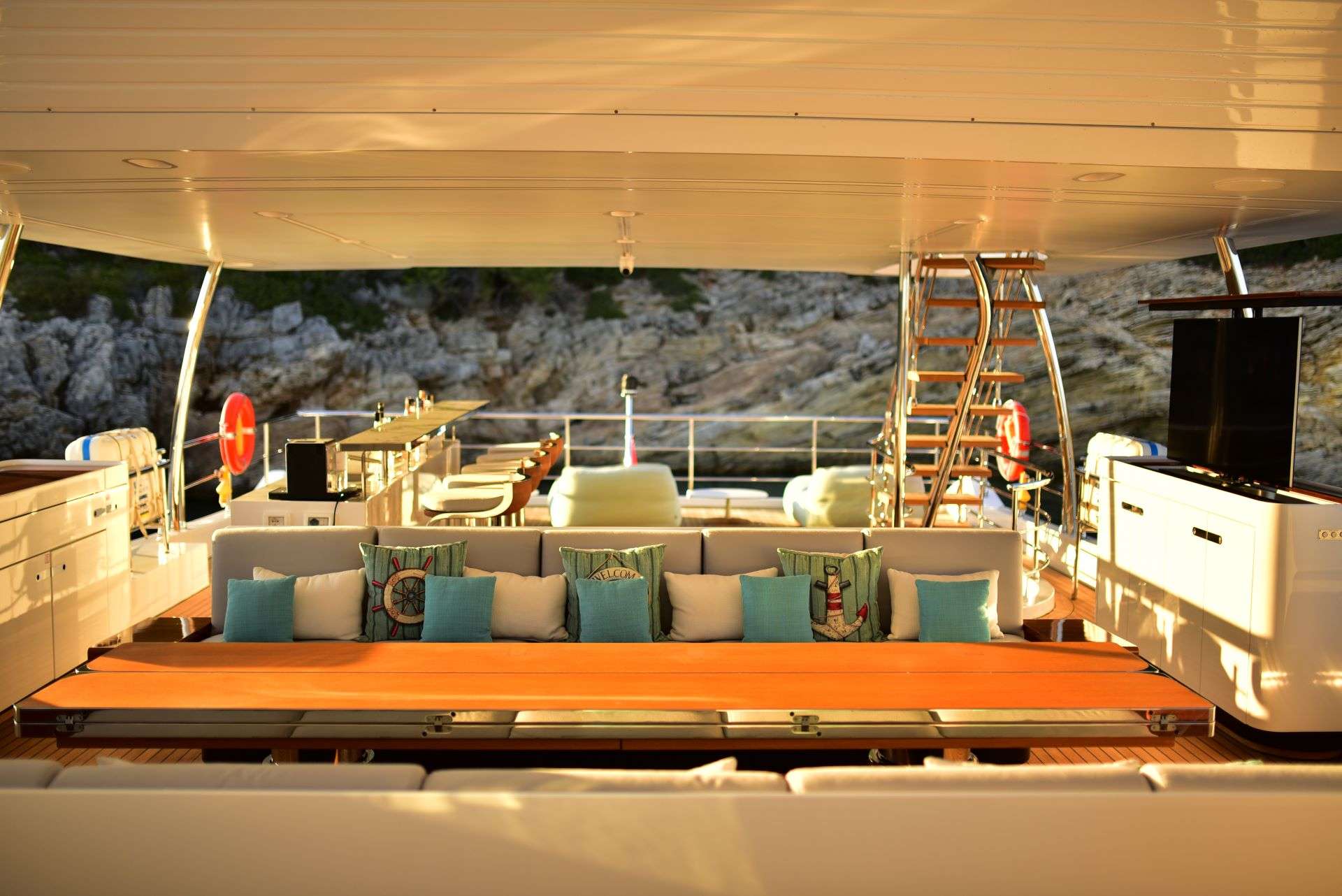 LOVE T yacht image 12
