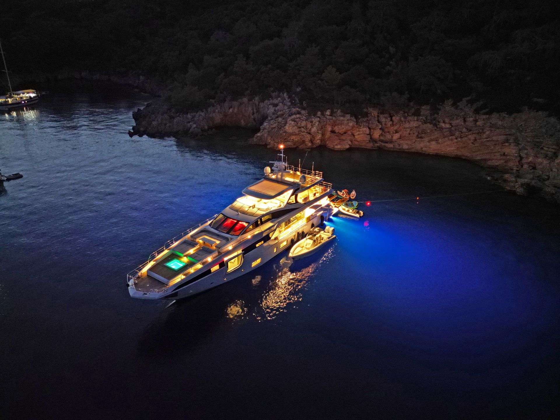 LOVE T yacht image 17