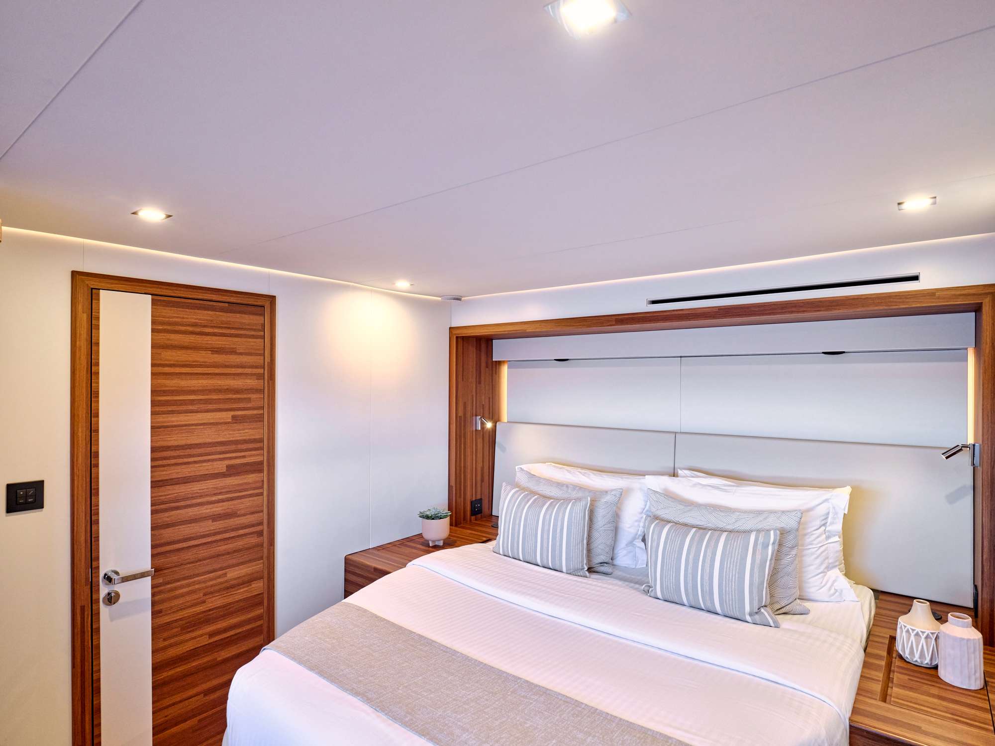 MAGIC MOMENTS yacht image 28