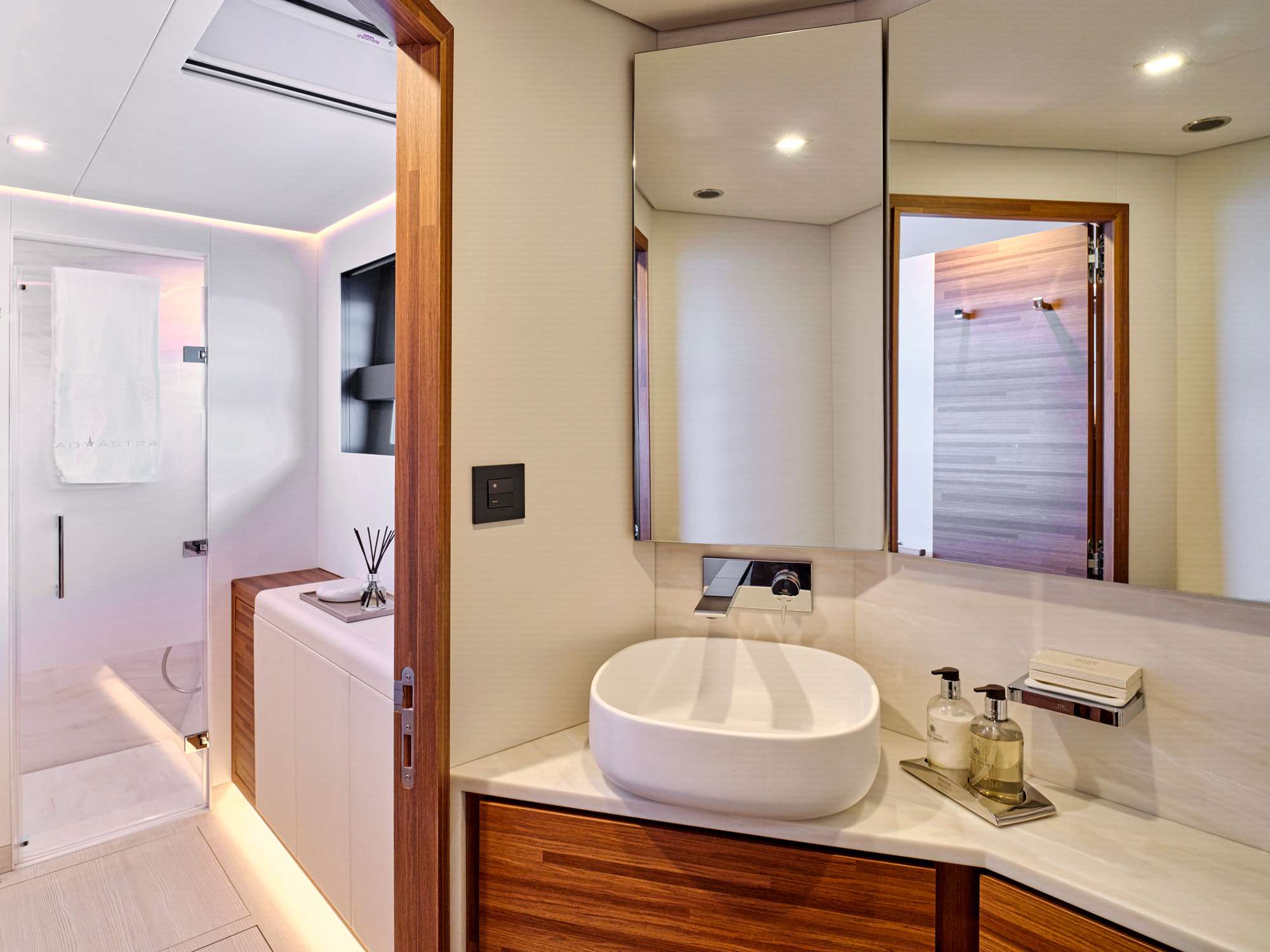 MAGIC MOMENTS yacht image 29