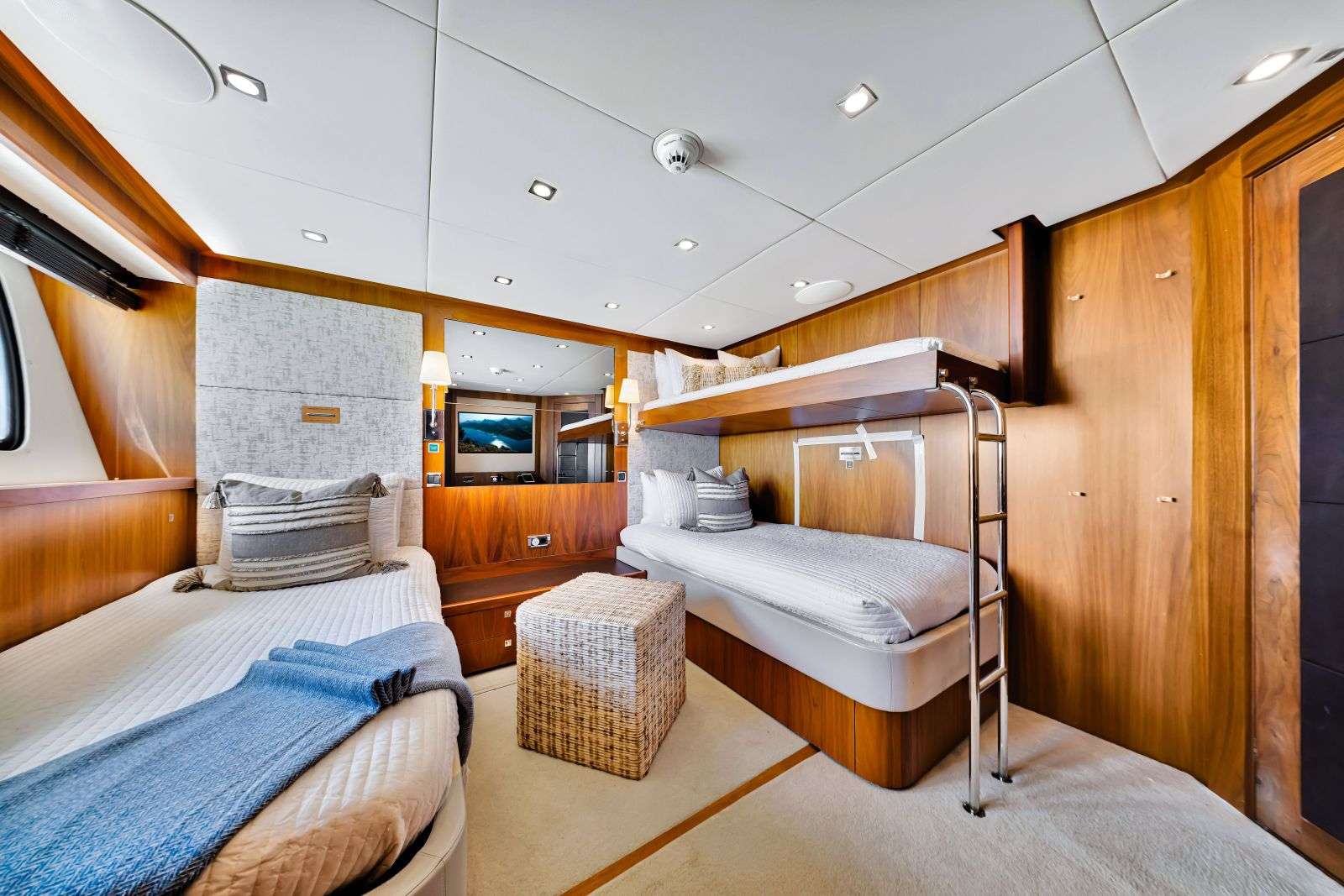 Natural 9 yacht image 9