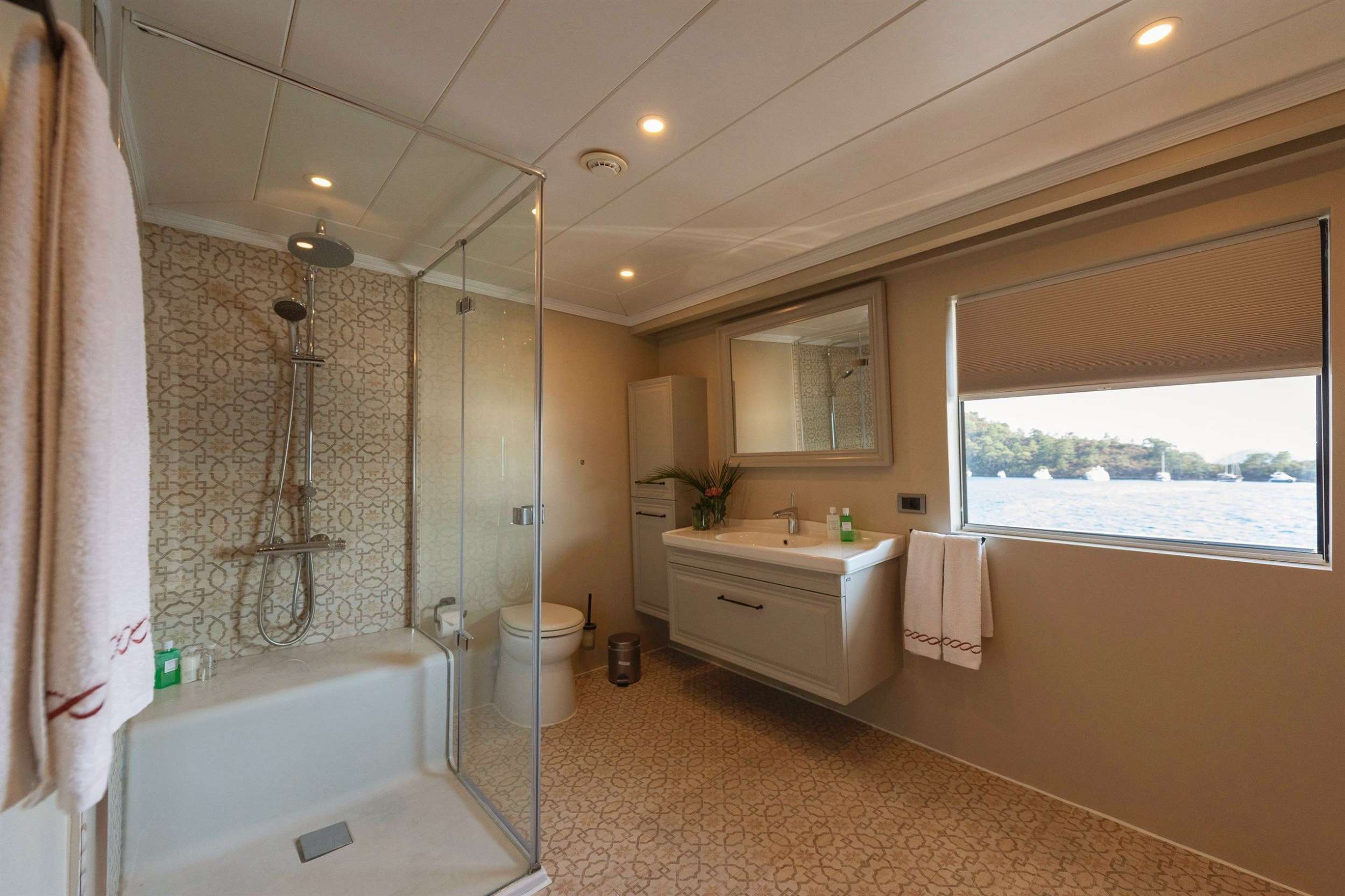 OCEAN BREEZE yacht image 9