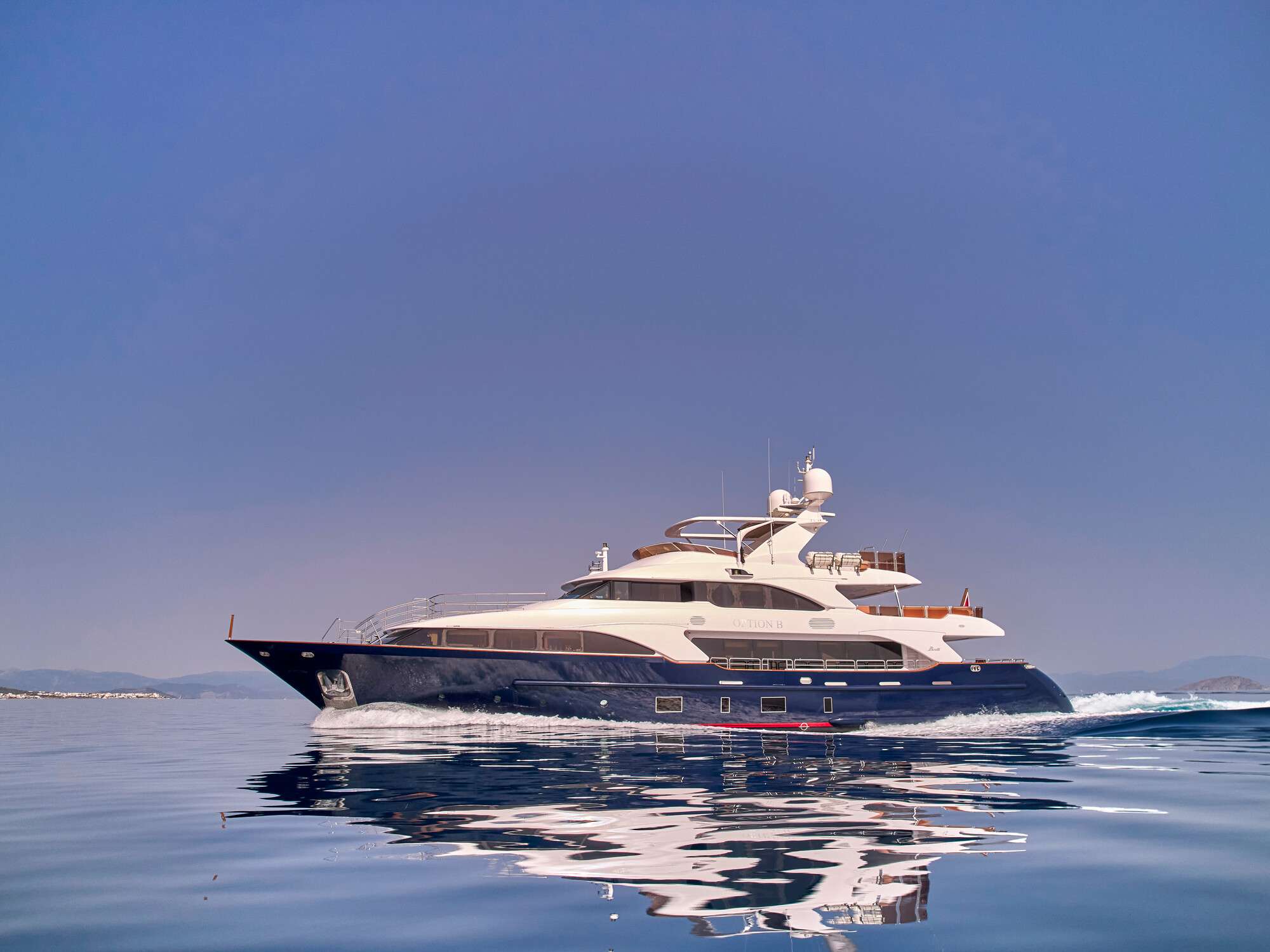 OPTION B yacht image 1