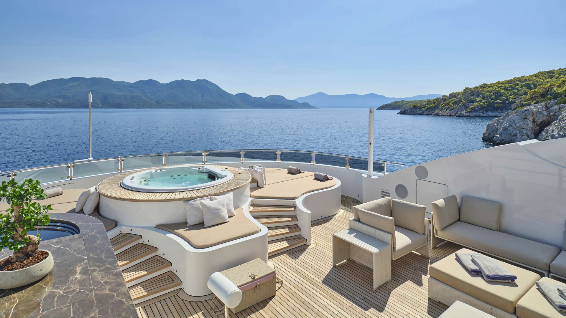 Sundeck Jacuzzi