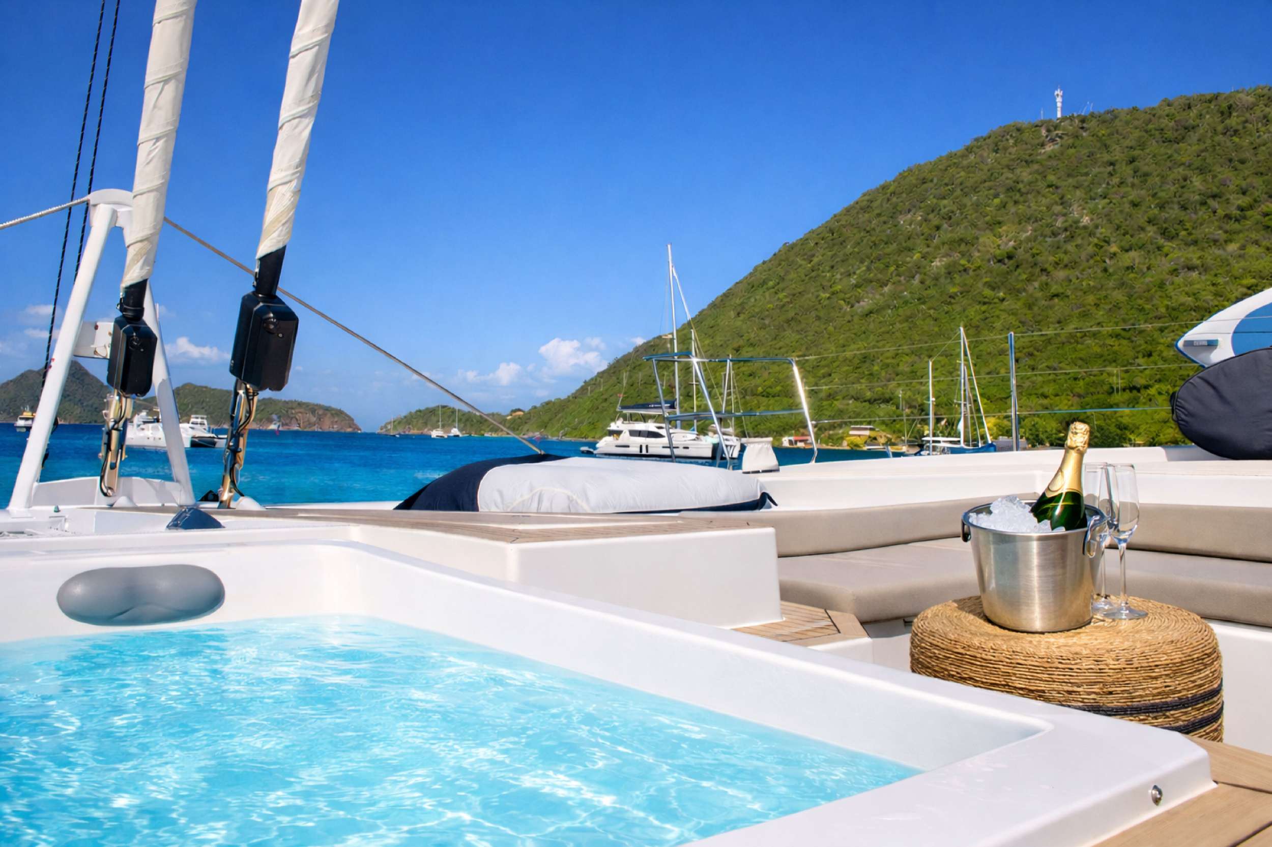 Forepeak and Jacuzzi with Sunshade