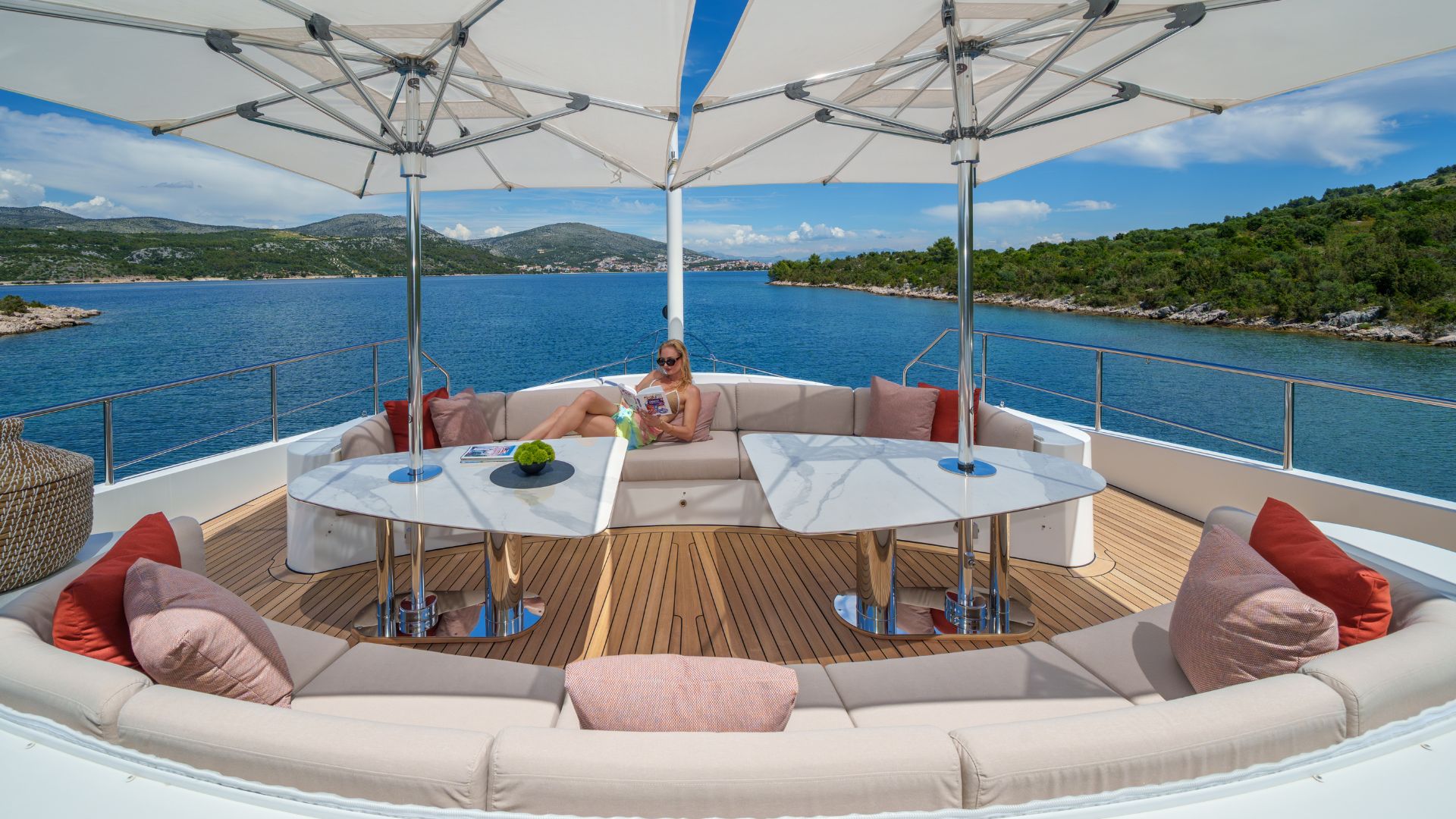 11-Silent-World-bow-lounge_