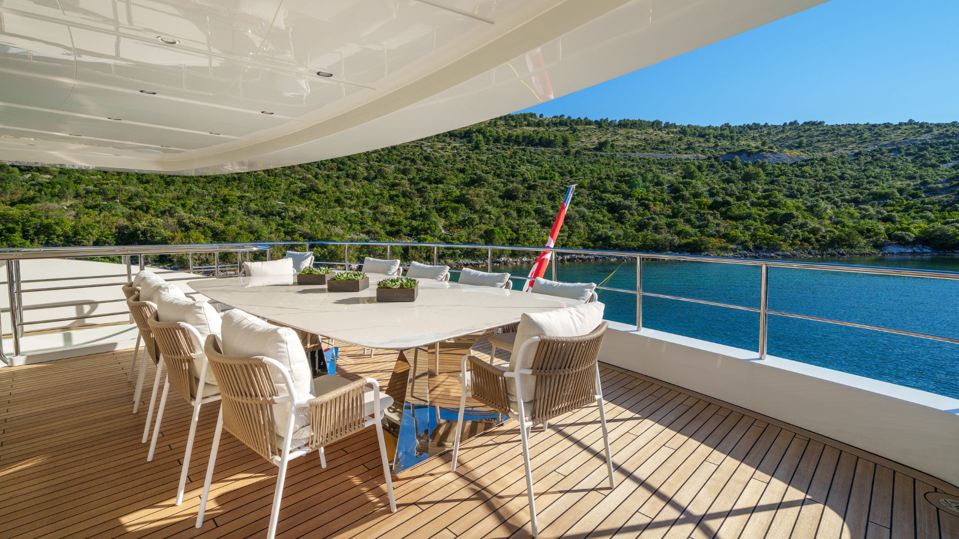 14-Silent-World-upper-deck-aft_