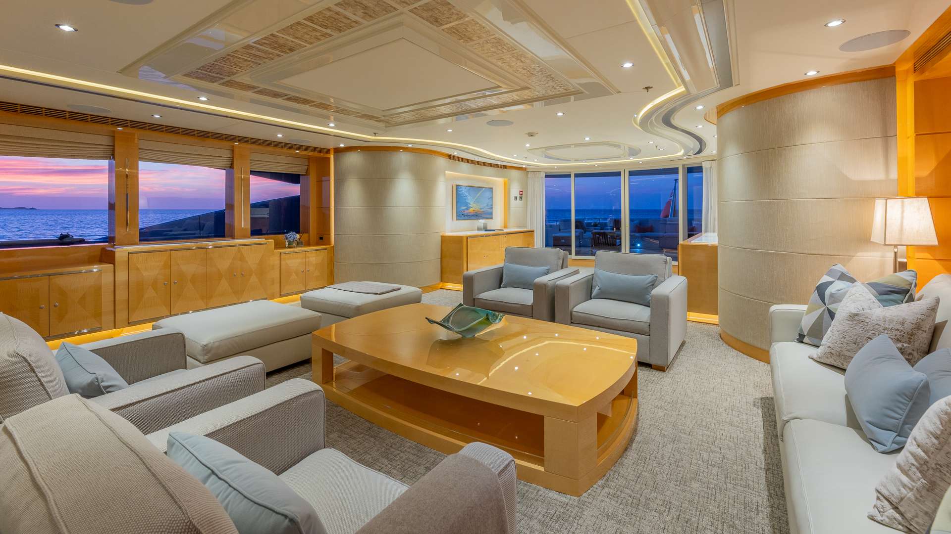 SOUTH yacht image 3