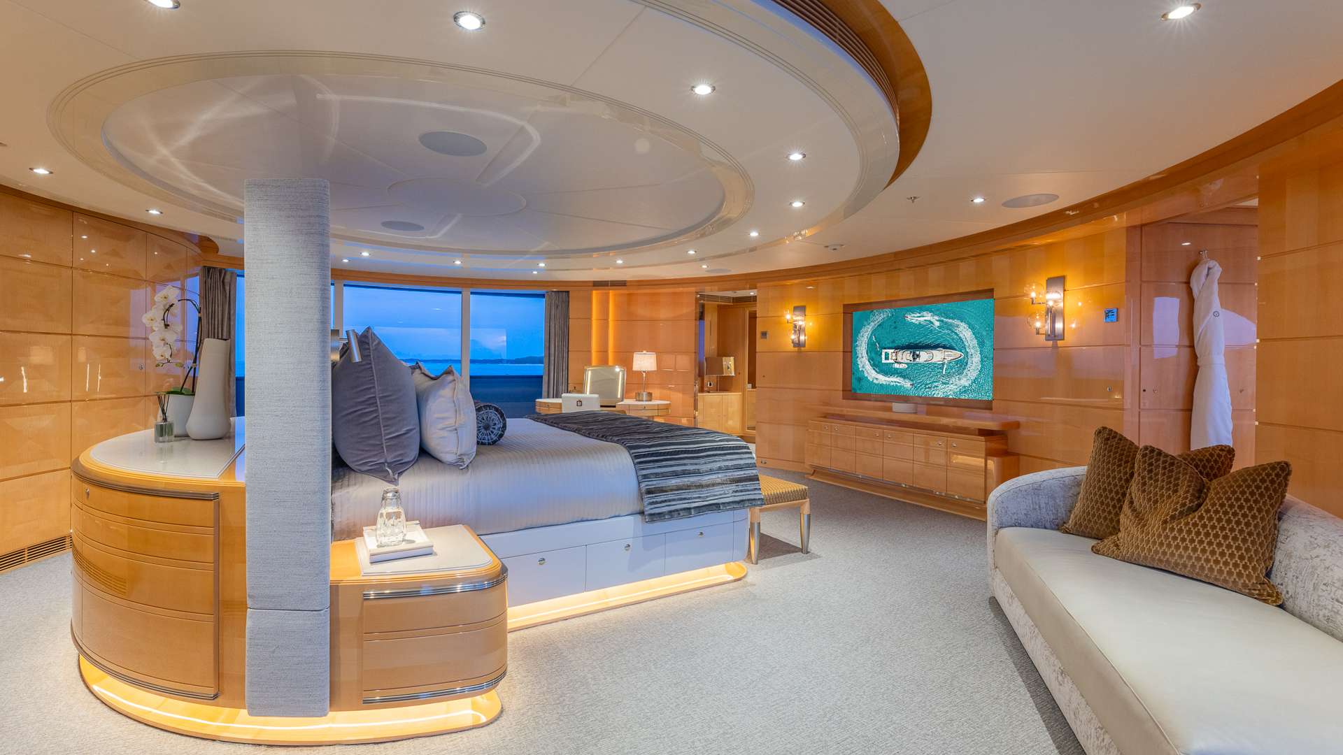 SOUTH yacht image 5