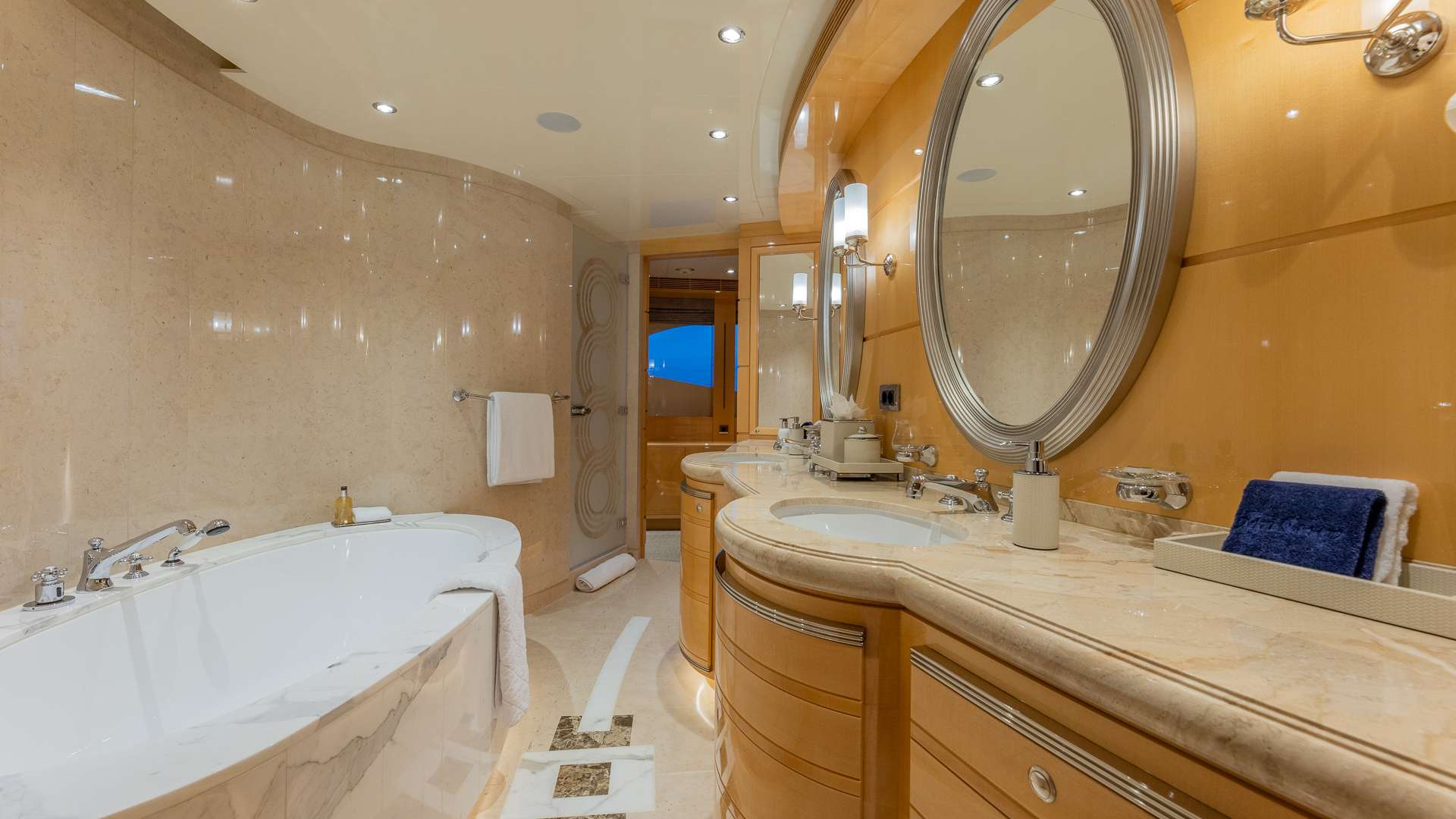 SOUTH yacht image 7