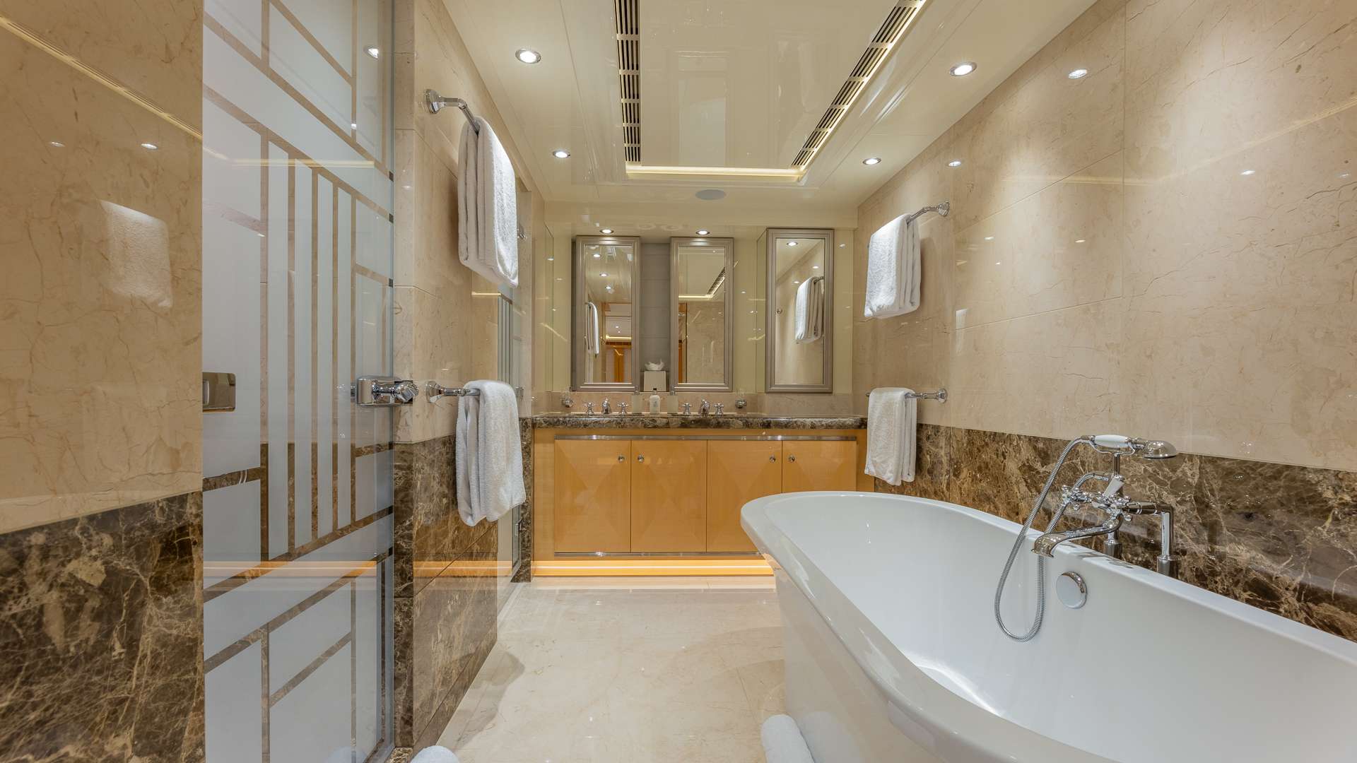 SOUTH yacht image 9