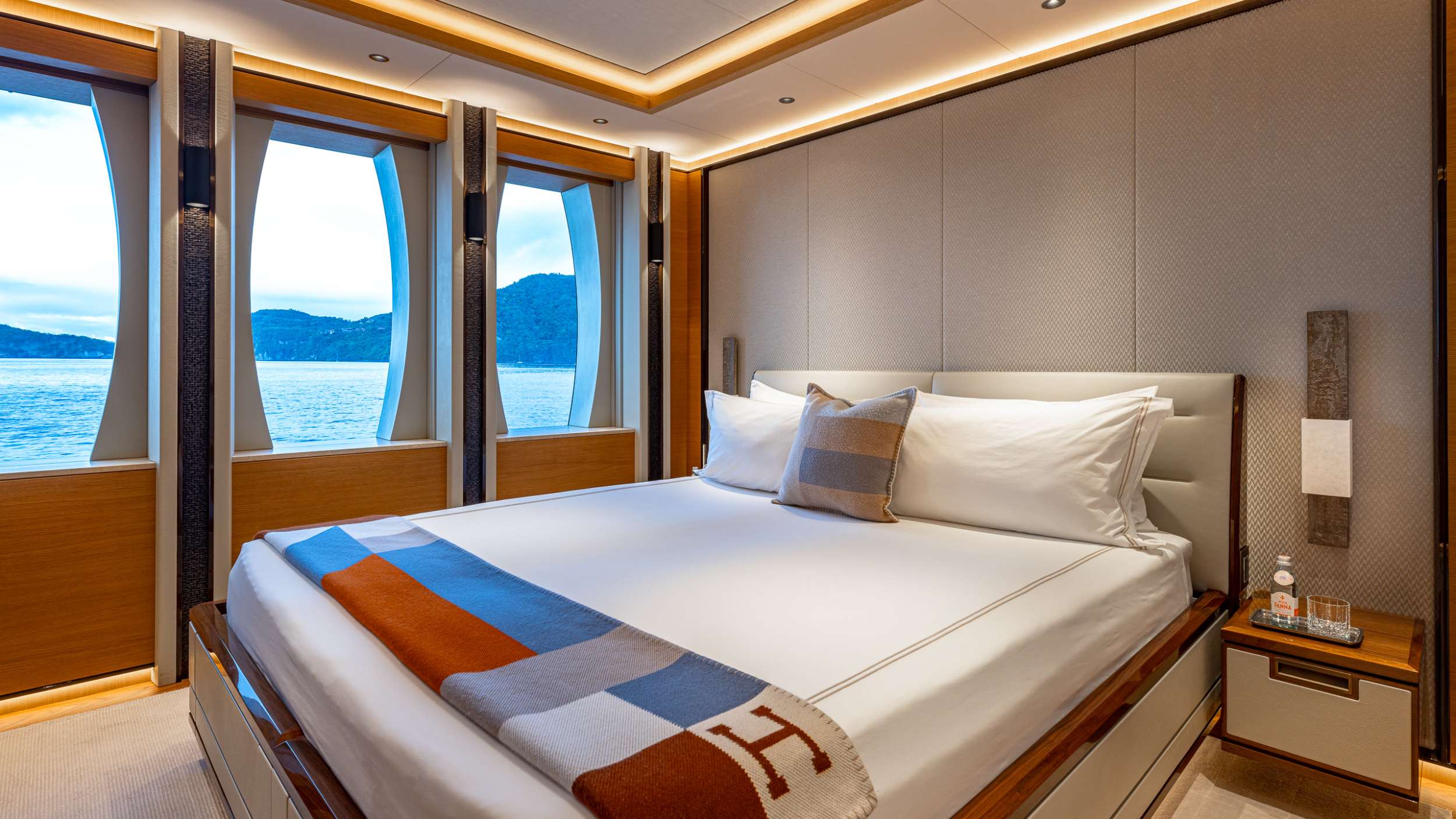 TOP FIVE II yacht image 11