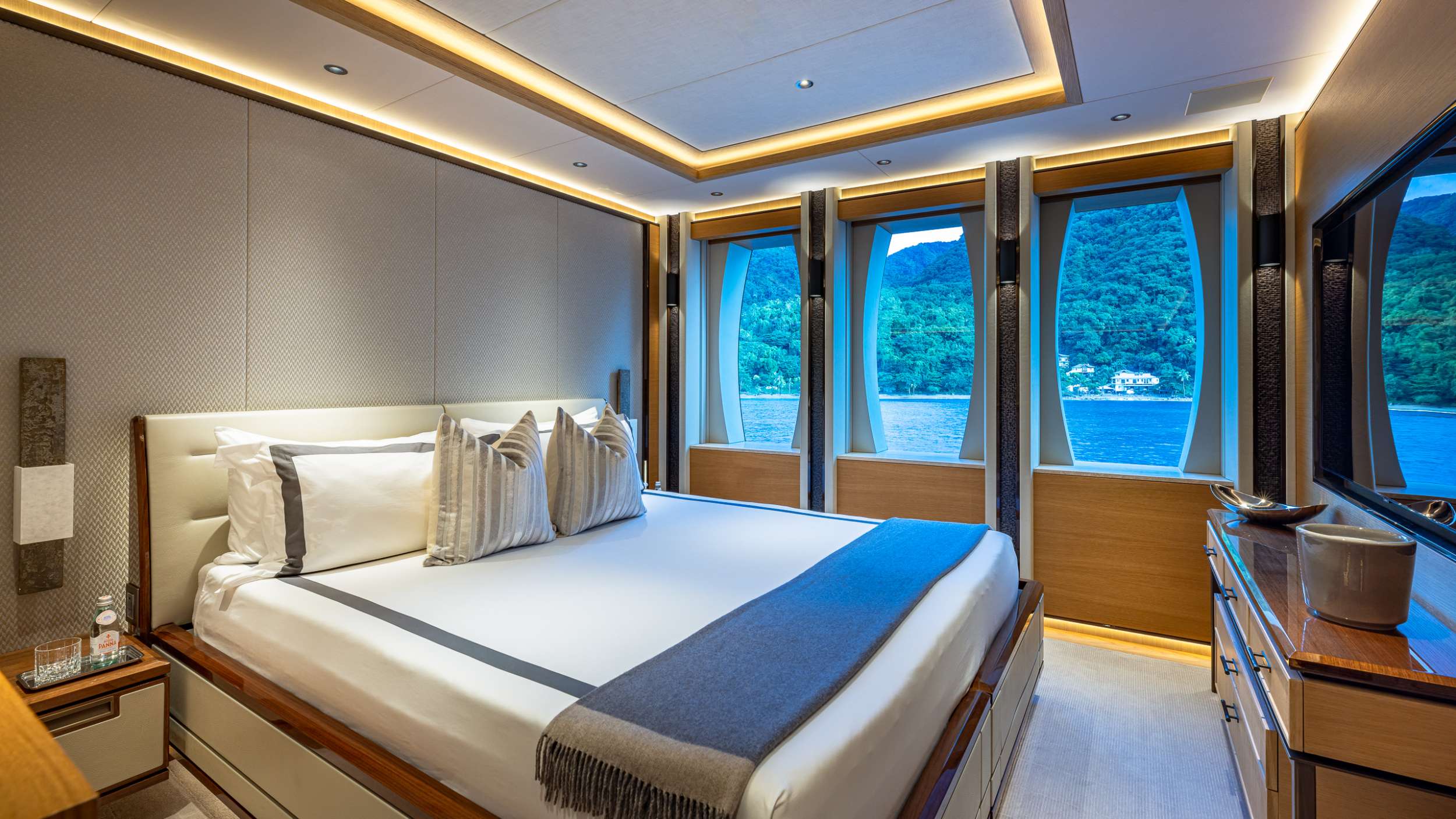 TOP FIVE II yacht image 12