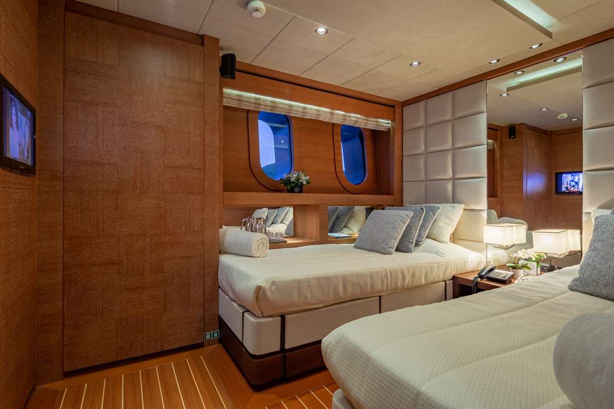 ZALIV III yacht image 12